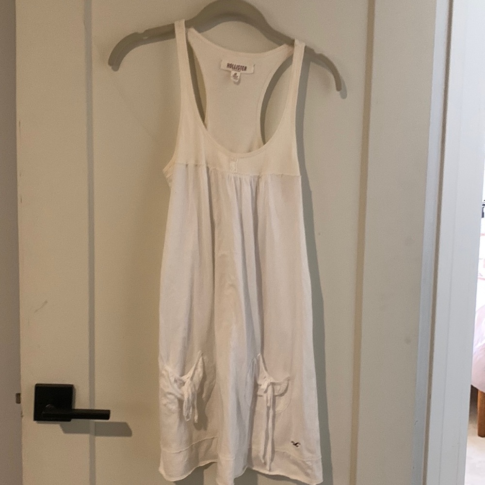 Hollister cream long tank top. Yoke rib top 2 pockets. 2 button detail. Size M